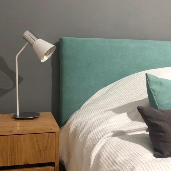 Dormitorio ambientado con lampara de mesa ostende blanco y cromo